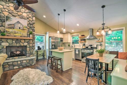 Charming Columbus Escape With Hot Tub And Grill!