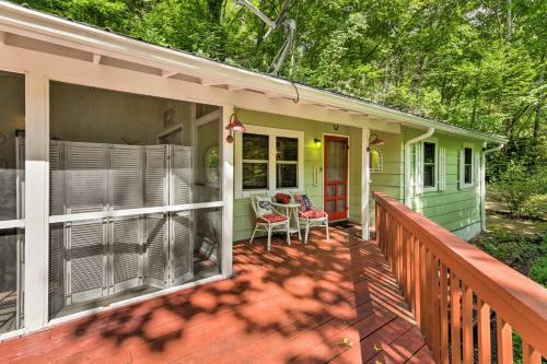 Tranquil Creekside Cottage With Deck And Lanai