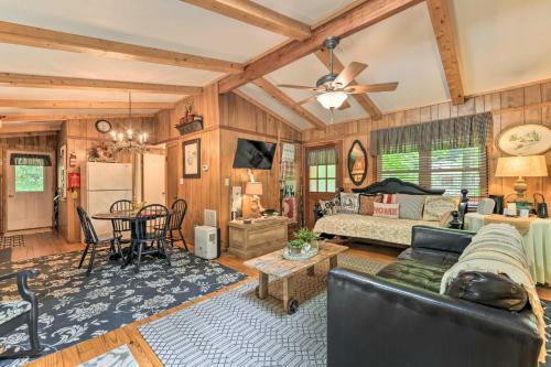 Tranquil Creekside Cottage With Deck And Lanai