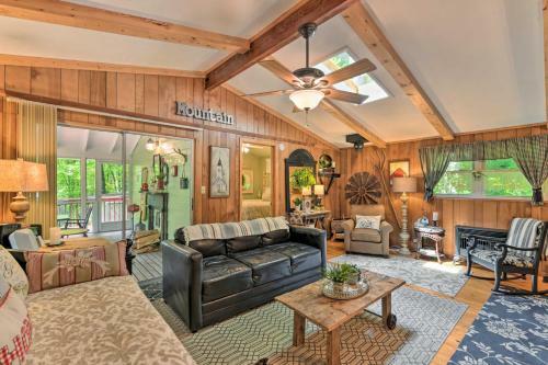 Tranquil Creekside Cottage With Deck And Lanai