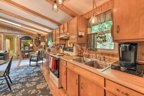 Tranquil Creekside Cottage With Deck And Lanai