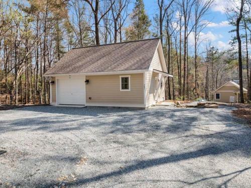 Lakeview Oasis- Pet Friendly W/ Hot Tub & Beach!