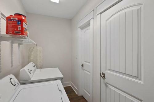 Lakeview Oasis- Pet Friendly W/ Hot Tub & Beach!