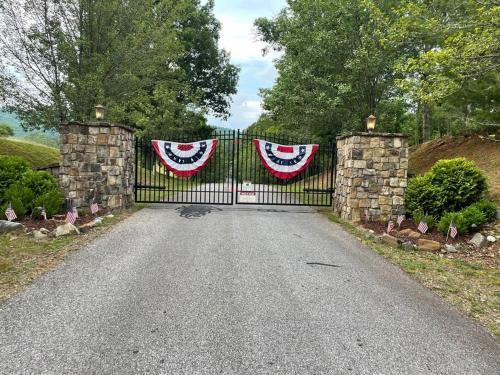 Large Cabin With Views Of Beautiful Nc Mountains