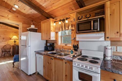 Tiny Cabin 1- Near Tryon Equestrian Center