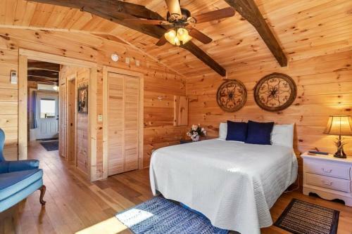 Tiny Cabin 1- Near Tryon Equestrian Center