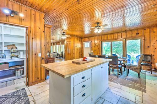 Lochview Lodge Idyllic Farmhouse In Grove!