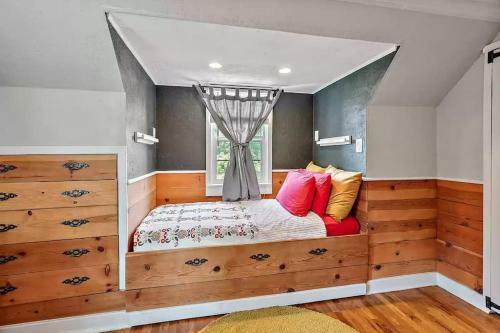 1930s Queen Anne Home 4 Bedroom-central Location