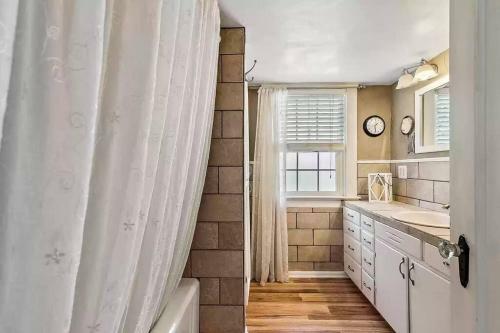 1930s Queen Anne Home 4 Bedroom-central Location
