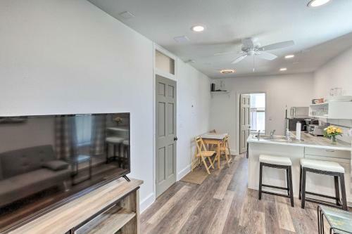 Apartamento Modern Custer Apt - Walk To Shops And Dining!