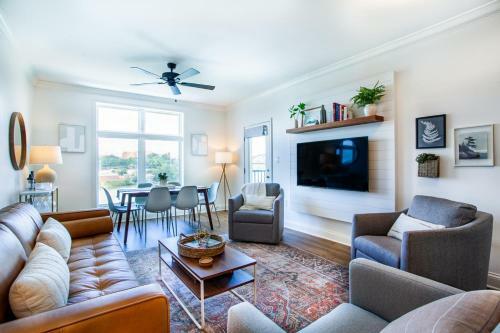 Riverfront Condo Downtown River Views Access