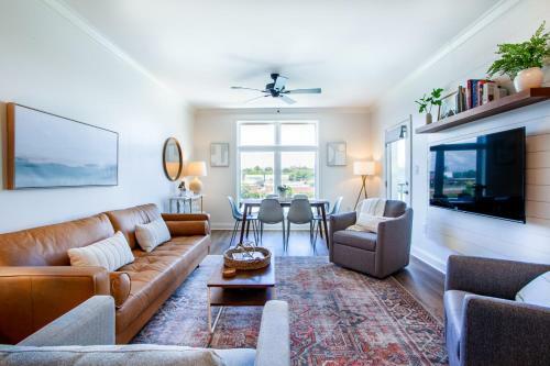 Riverfront Condo Downtown River Views Access