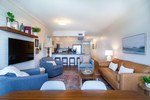 Riverfront Condo Downtown River Views Access