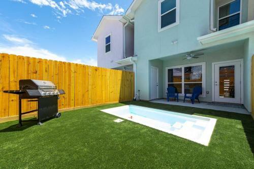 Beautiful New 3 Bedroom Townhouse W/ Private Pool