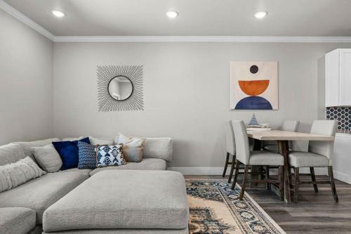 Beautiful New 3 Bedroom Townhouse W/ Private Pool
