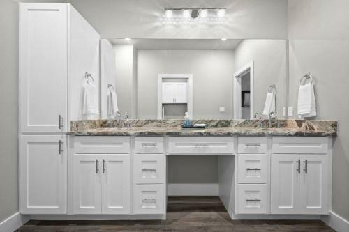 Beautiful New 3 Bedroom Townhouse W/ Private Pool