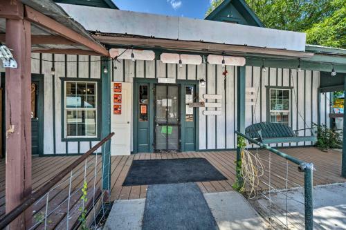 Pet-friendly Harper Farmhouse With Large Deck!