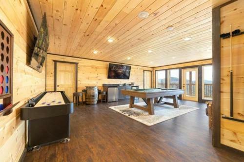 Above The Rest - 4 Bedrooms, 4,5 Baths, Sleeps 12 Home