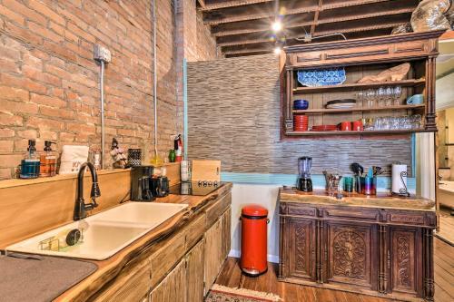 Apartamento Rustic Galveston Condo - 2 Mi To The Beach!