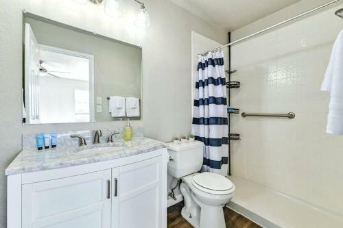 Cozy Bungalow With King Suite, Hot Tub & Fire Pit!