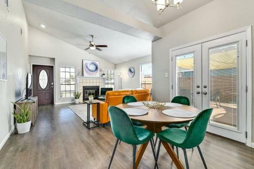 Cozy Bungalow With King Suite, Hot Tub & Fire Pit!