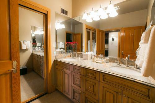 Deluxe King Room With Hot Tub Hotel Room