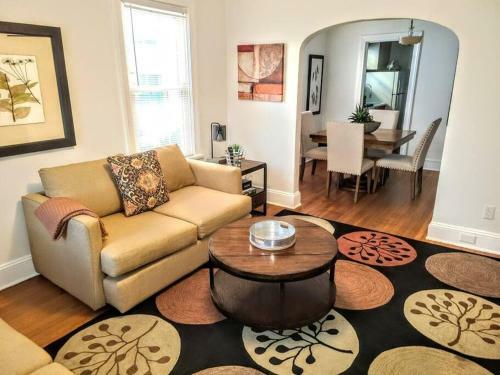 Warm & Lovely Private House With Backyard In Rva