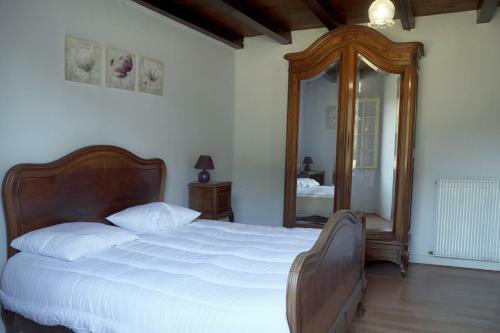 85m With Garden In A Residence With Pool