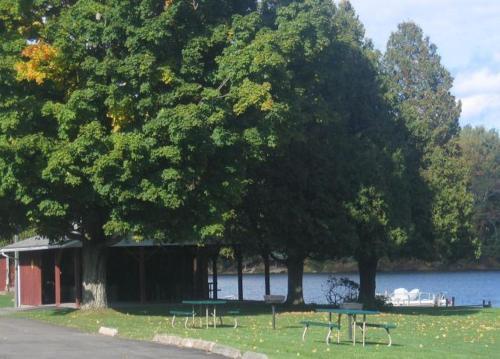 Motel Red Carpet Inn On The Lake