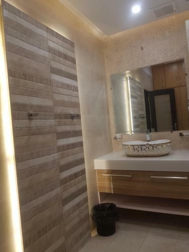 Cheerful 3-bedroom Fully Furnished Home.