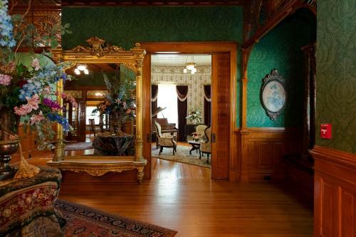 Posada Captain Henderson House