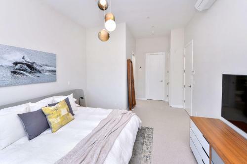 Oak Bay Executive Penthouse