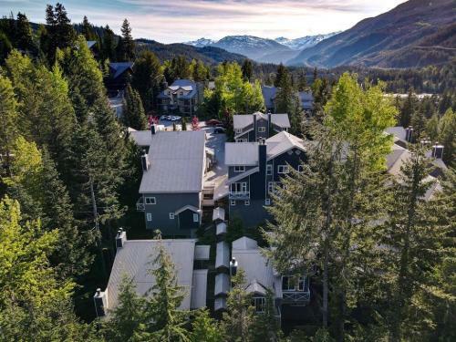Beautiful Multi-level Townhome 2br In Creekside By Harmony Whistler