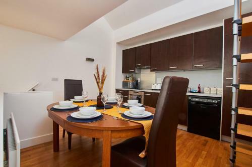 Serene 4 Bed Home In Coventry Sleeps10 Wparking