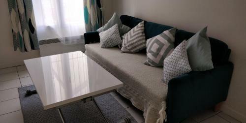 Modern 1 Bedroom Apartment Near The Metro.
