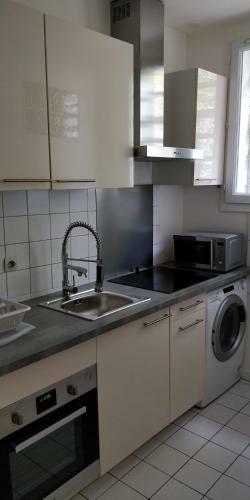 Modern 1 Bedroom Apartment Near The Metro.