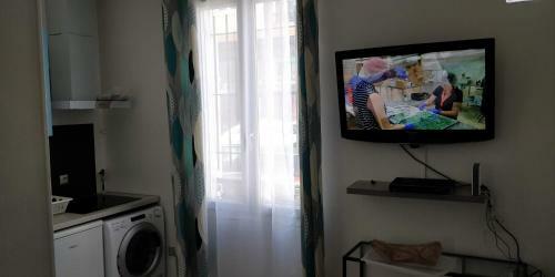 Modern 1 Bedroom Apartment Near The Metro.