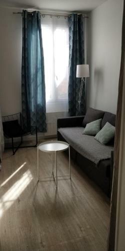Modern 1 Bedroom Apartment Near The Metro.