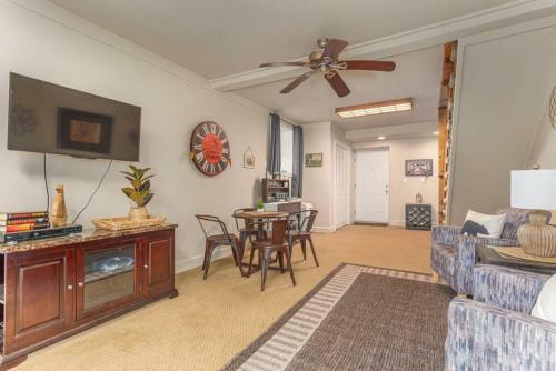 New! Townhouse Close To Rumbling Bald Amenities!