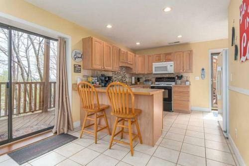 New! Townhouse Close To Rumbling Bald Amenities!