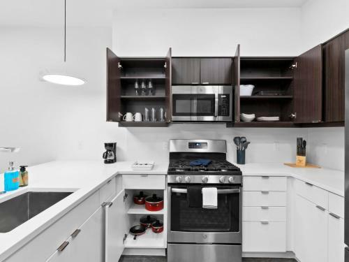 Chic 1br Apartment W Balcony By Stay Gia