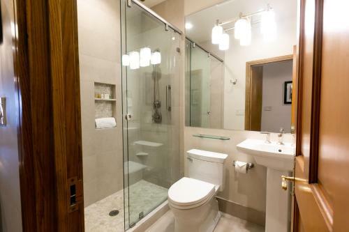 Luxury Three Bedroom Suite With Three Kings Apartment Hotel