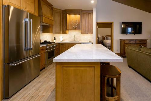 Luxury Three Bedroom Suite With Three Kings Apartment Hotel