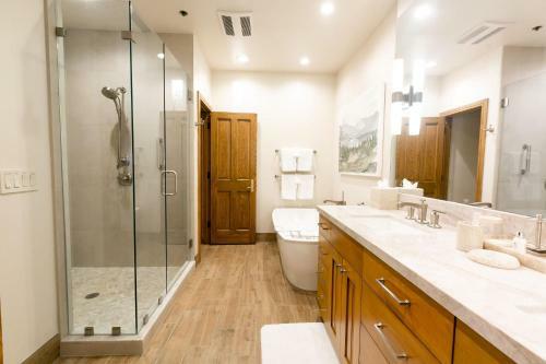 Luxury Three Bedroom Suite With Three Kings Apartment Hotel