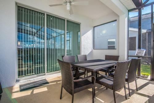 Stunning Water Front 5 Bdm Villa At Storey Lake Villa