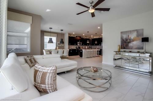South Facing Pool - 6 Bdm Villa In Storey Lake Villa