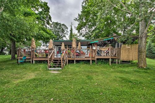 Lakefront Retreat With Boat Rentals, Beach And Bar