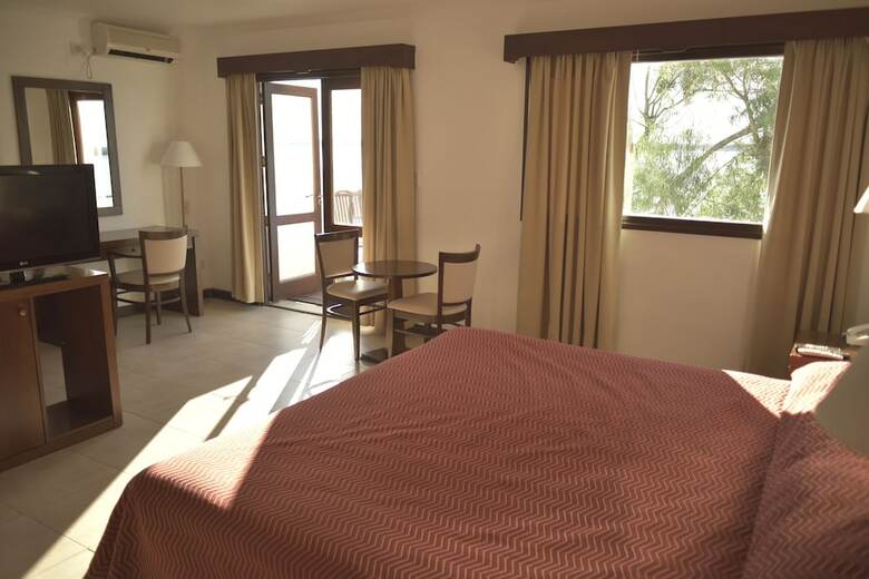 Hotel Howard Johnson By Wyndham Express Inn Ituzaingo