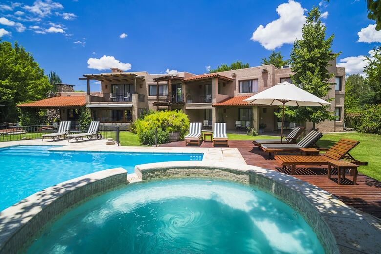 Hotel Lares De Chacras