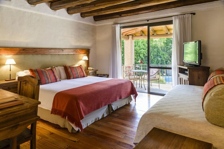 Hotel Lares De Chacras